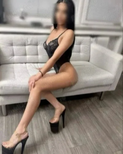 Blonda în Latex, Plăcerea Ta din Salonta