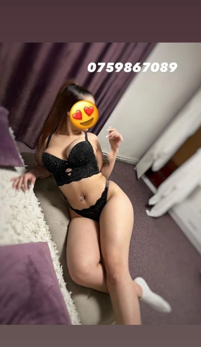 Blonda Slim 90-60-90 Coresi, 70 ani de Frumusețe Naturală în Pipera