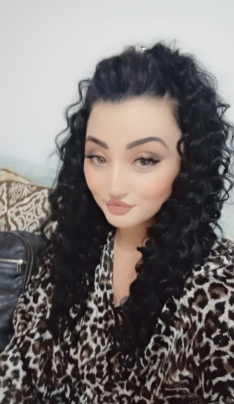 Brunetă bisexuala din Burebista caută domni generoși