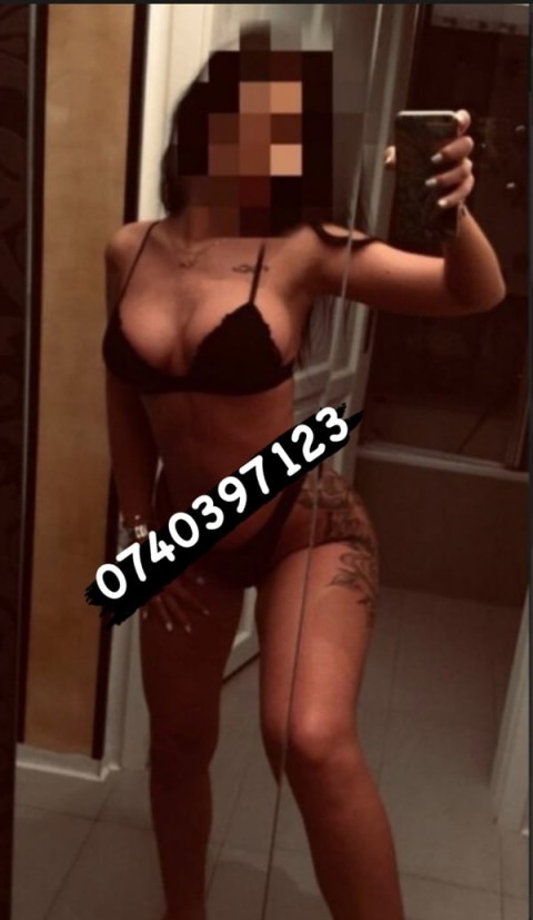 Brunetă seducătoare oferă masaj în Codlea