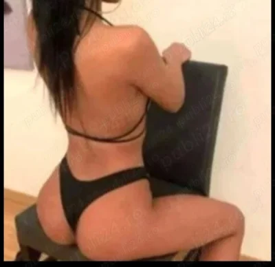 Brunetă Tunsă Scurt în Piața Muncii