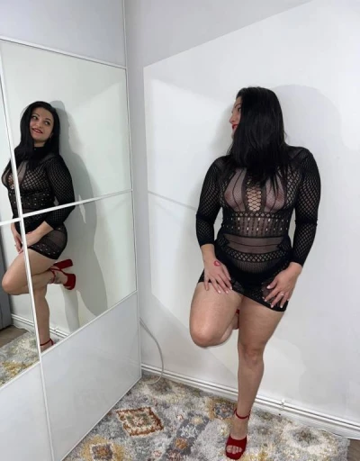 Cristina bruneta în latex la tine în Bacău