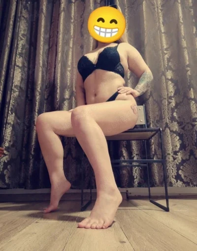 Doamnă Matură la Sala Palatului: Eleganță și Pasiune