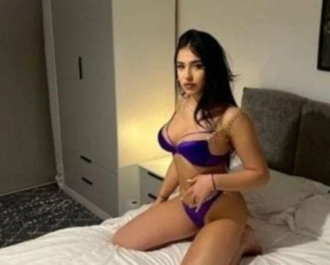 Docilă și Incendiară: Show Online în București