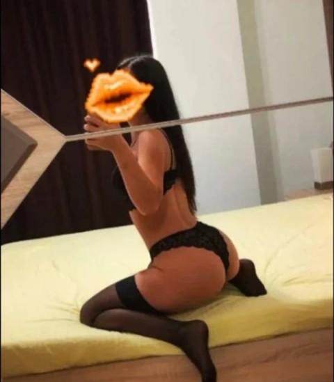 Ema, escortă siliconată la Arena Națională