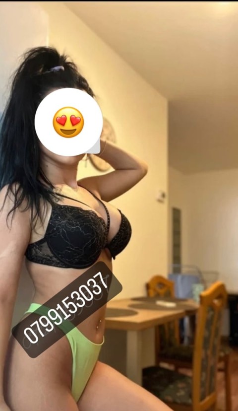 Escortă brunetă de 20 de ani în Băneasa · escortă 20 ani