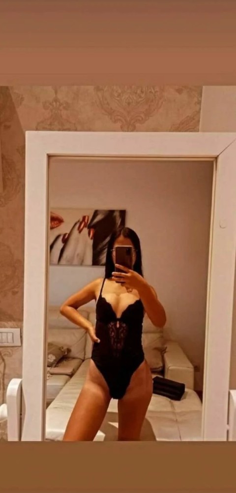 Escortă cu forme în Valea Oltului