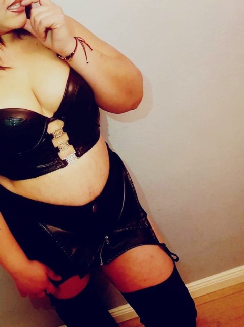 Escortă minionă cu forme apetisante în Sector 5