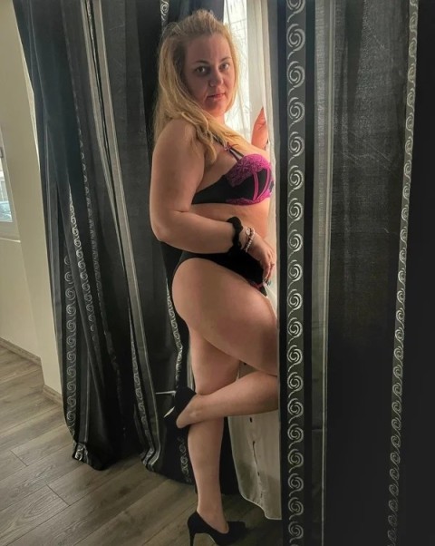 Escortă pitică în Târgu Neamț – Laura, bruneta discretă