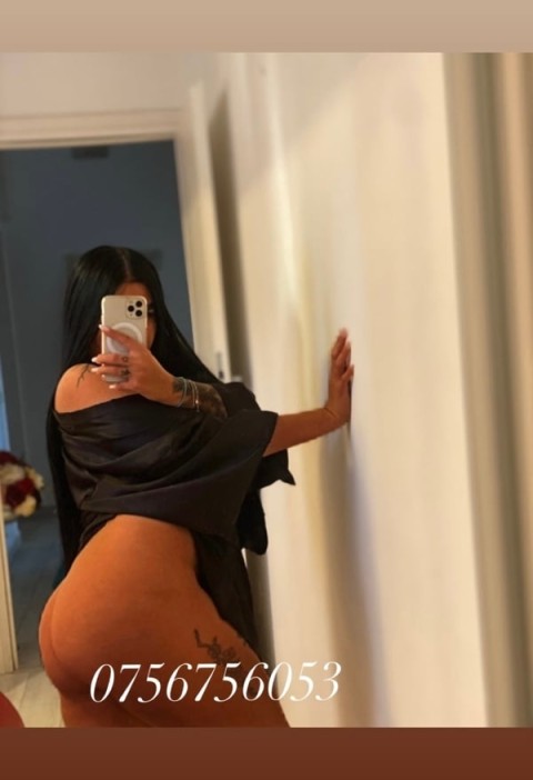 Escortă siliconată în Militari – Experiență garantată