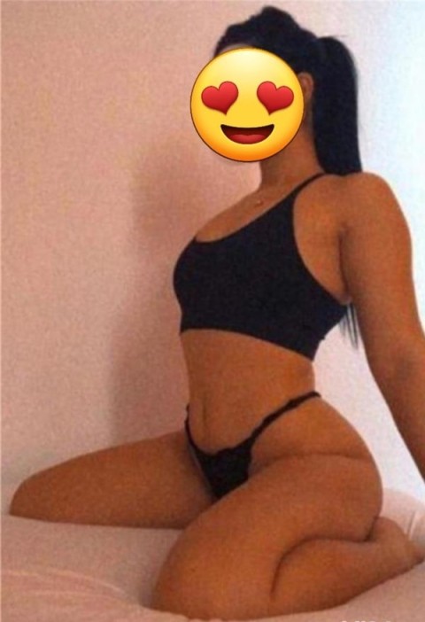 Escortă Total: Cuplu Deschis pentru Aventuri