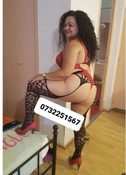 Escortă voluptuoasă în Drumul Taberei