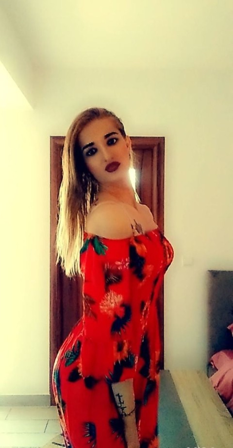 Escorta cu Sâni Naturali pentru Cupluri Party în Buzău