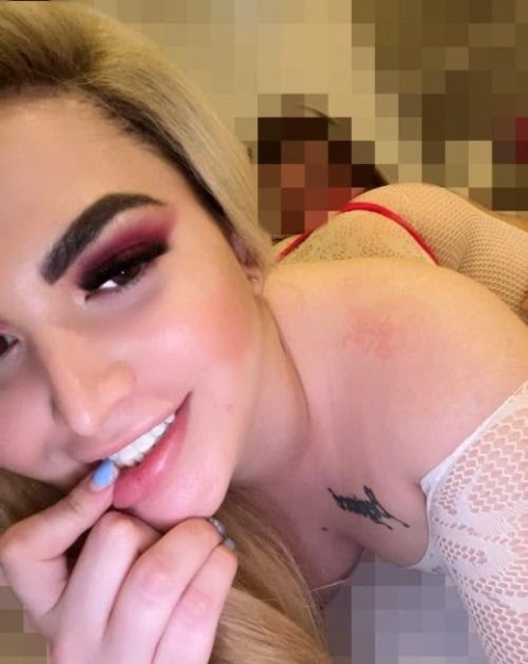 Fete de party în Brăila: Show privat cu bărbat matur