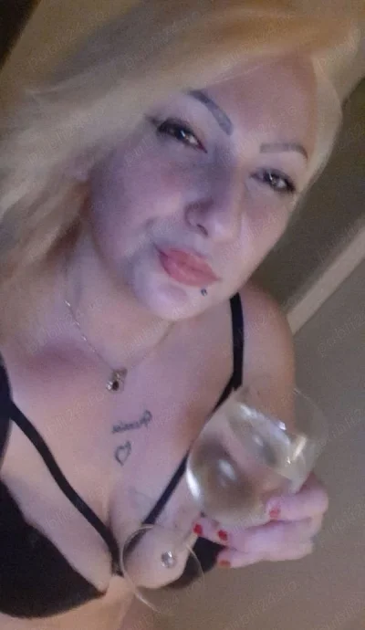 Fustă școlăriță și forme generoase în Reșița