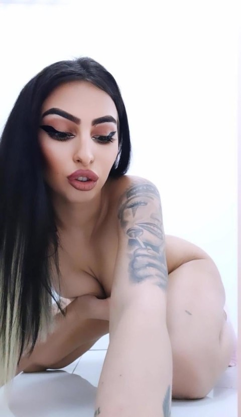 Mângâieri senzuale cu bruneta de 19 ani în Burebista