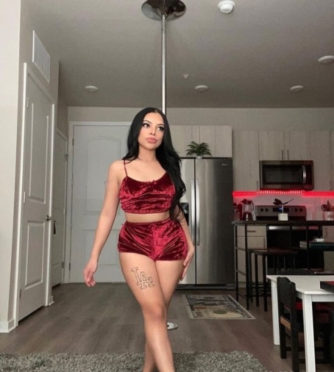 Model Verificată pentru Show-uri Online la Mega Mall