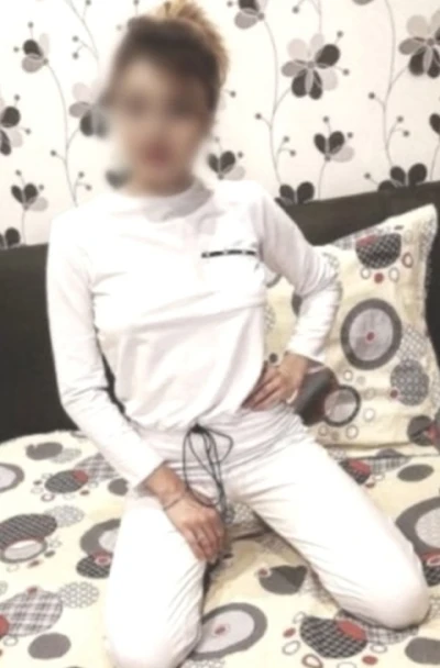Însoțitoare de călătorie în Piața Amzei · însoțitoare călătorie