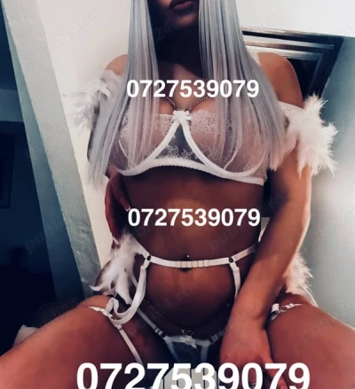 Pielea fină a unei escorte tatuate în Băile Herculane