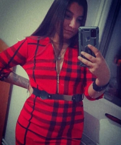 Rebeca Slatina: Plăceri cu o Frumusețe Slabă