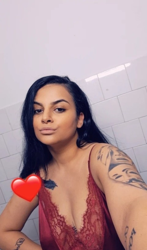 Seducție Virtuală cu o Escortă Matură