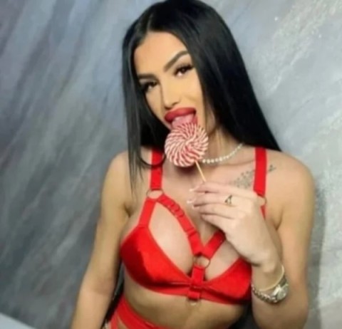 Travesti Seducător în Drumul Taberei